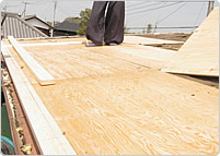 2.下地作り
既存のトタン瓦葺屋根を剥がして下地を作ります。